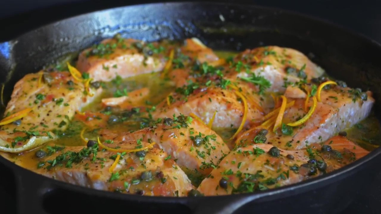Salmón en Salsa de Naranja y Alcaparras en Sartén de Hierro Fundido Victoria