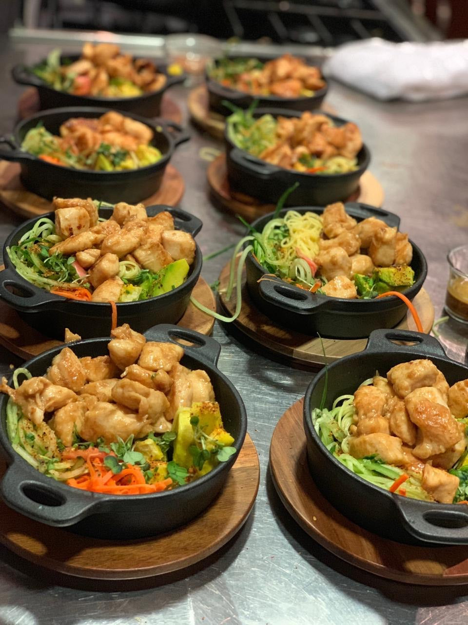 Bowl con Noodles y Pollo Marinado con Vegetales Frescos (Porciones 6) Por: Óscar Pérez – Chef