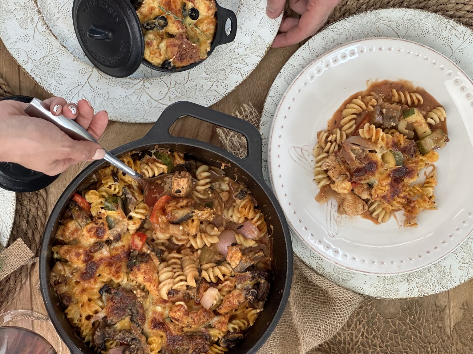 Gratín de pasta con pollo y vegetales asados