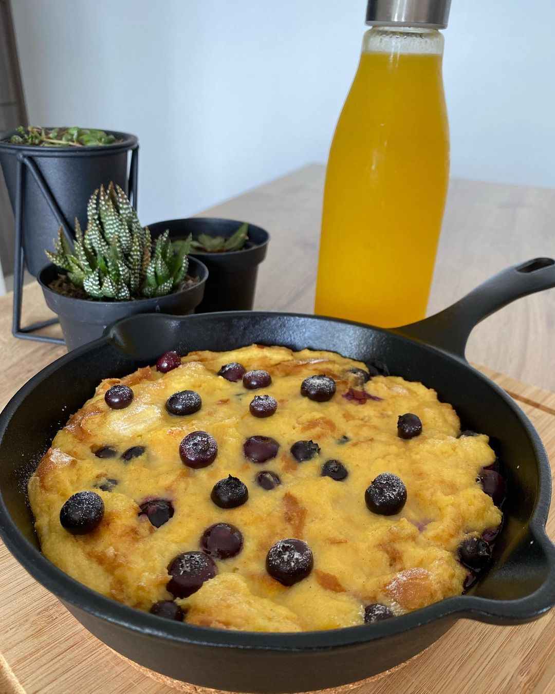 Tostadas francesas con arándanos en sartén de hierro fundido