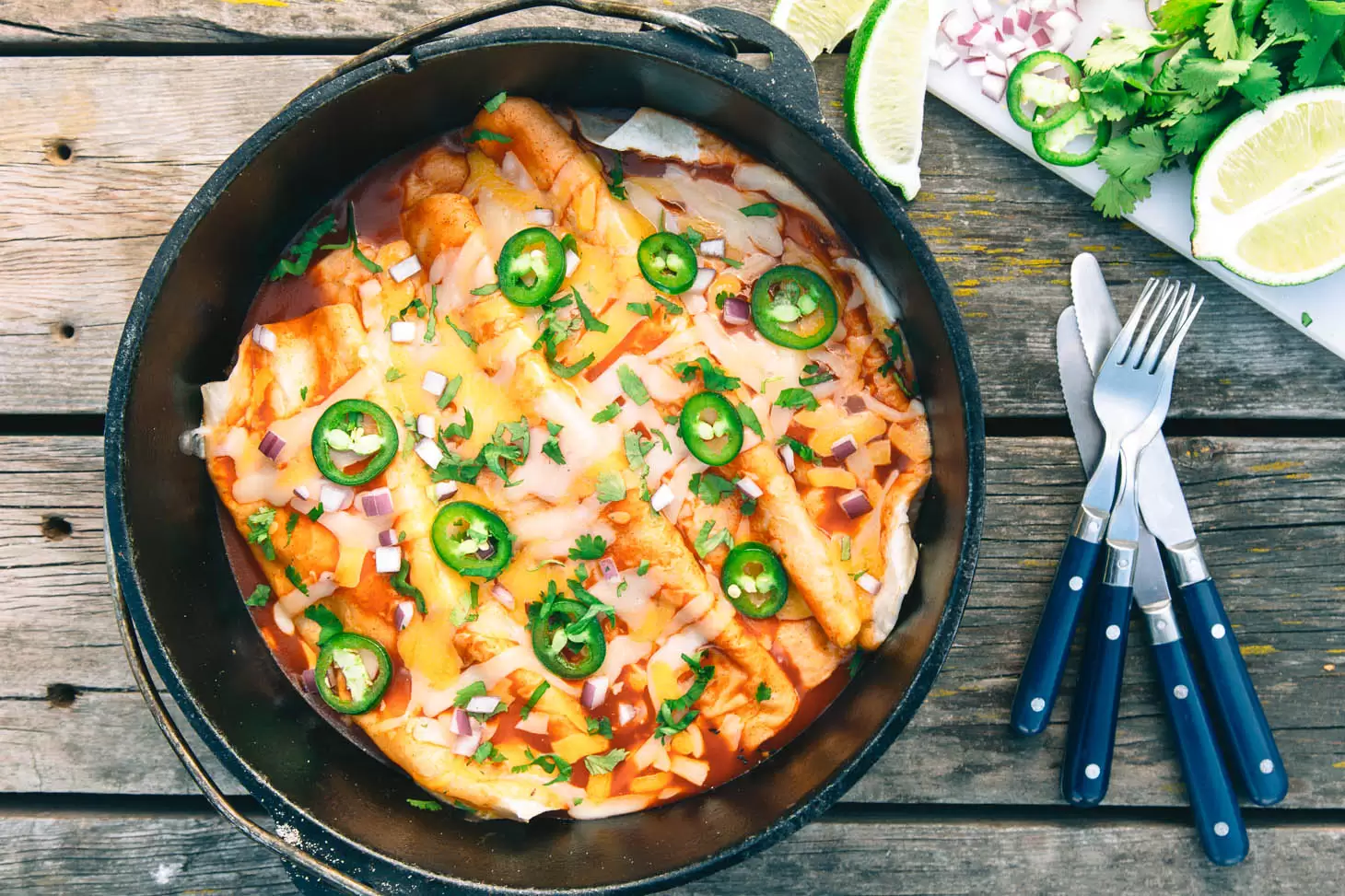 Date Gusto Mientras Acampas; Cocina al Aire Libre con tu Horno Holandés.